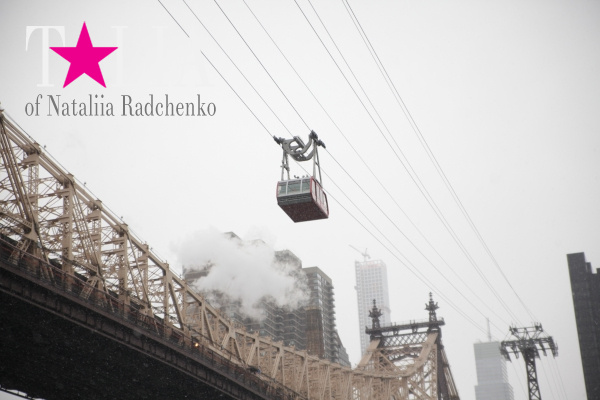 Канатная дорога Нью-Йорка или воздушный трамвай Roosevelt Island Tramway.